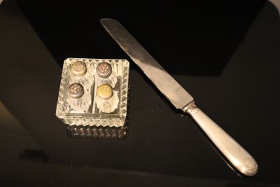 un couteau et une boîte de condiments posés sur une table