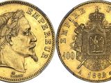 Gros plan sur une pièce d'or ornée d'une couronne