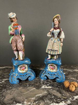 deux figurines représentant un couple debout sur une table