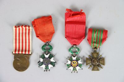 trois médailles et une médaille sur une surface blanche