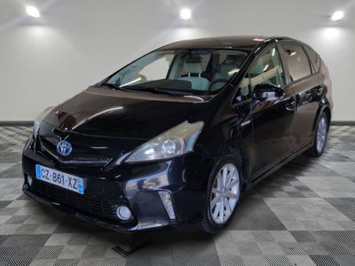 une photo d'une Toyota Prius noire garée sur un sol à damier
