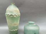 deux vases posés l'un à côté de l'autre sur une table