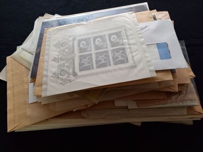 une pile de courrier posée sur une table noire