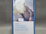 La boîte est bleue et blanche et comporte l'image d'un homme assis sur un canapé.