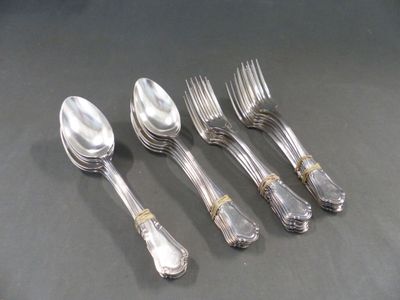 cinq cuillères en argent et deux cuillères en argent sur une table