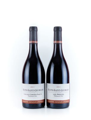 deux bouteilles de vin rouge posées l'une à côté de l'autre sur une surface blanche