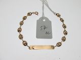 une photo d'un bracelet auquel est accrochée une étiquette