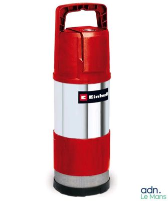 un gros plan d'un aspirateur rouge et argenté sur fond blanc
