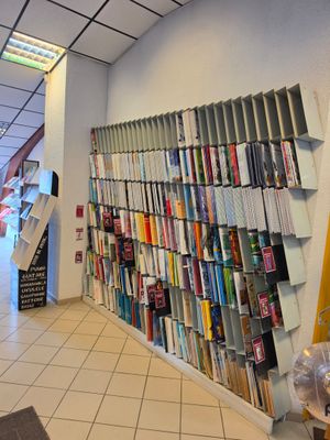 une pièce avec beaucoup de livres accrochés au mur