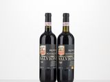 deux bouteilles de vin posées sur une table l'une à côté de l'autre