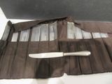 un couteau rangé dans un étui enroulable