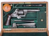 une mallette en bois contenant un pistolet, un couteau et d'autres objets