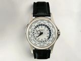 une montre posée sur une surface blanche