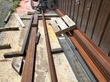 de nombreux morceaux de bois éparpillés par terre à côté d'un bâtiment