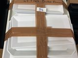 un récipient blanc orné d'une croix en bois
