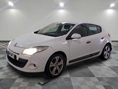 la photo d'une voiture blanche garée dans un garage