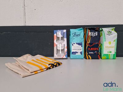 une table sur laquelle se trouvent une serviette, des brosses à dents et un sachet de dentifrice