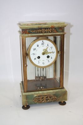 une petite horloge posée sur une table