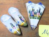 une paire de chaussures posée à côté d'une feuille de papier