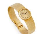 gros plan d'une montre-bracelet en or sur fond blanc