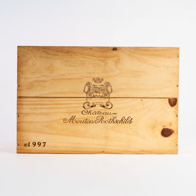 l'image d'une boîte en bois sur laquelle figure un logo