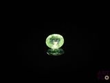 gros plan d'un diamant vert sur une surface noire