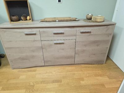 un meuble en bois avec des tiroirs et des tiroirs sur le dessus