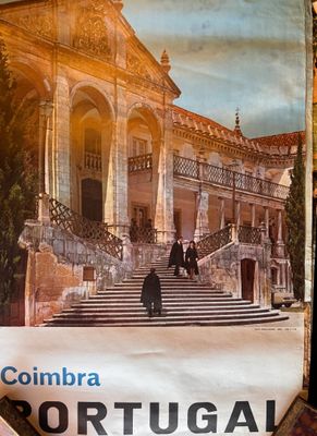 une affiche accrochée au mur d'un immeuble sur laquelle on peut lire « Coimbra, Portugal »