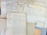beaucoup de vieux papiers sur la table