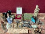 une table sur laquelle se trouvent de nombreux objets
