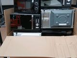 beaucoup de micro-ondes et d'autres appareils électroménagers dans un carton