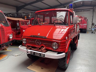 deux camions de pompiers rouges garés dans un garage