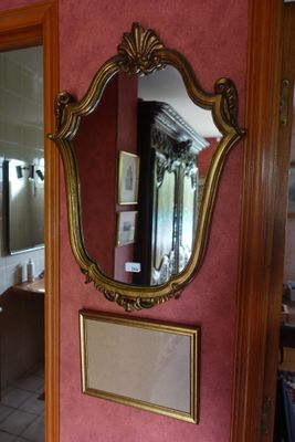 un miroir accroché au mur d'une salle de bains