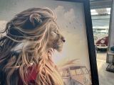 une photo d'un tableau représentant un lion à la longue crinière