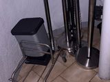 des toilettes et une chaise dans une petite pièce