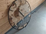 une horloge accrochée au mur d'une pièce