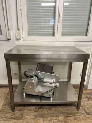 une table en métal sur laquelle est posé un couteau