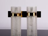 deux vases en verre transparent posés sur une table noire
