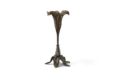 une image représentant un vase en bronze orné d'un oiseau