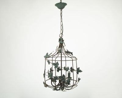MAISON CHAUMETTE Lustre cage à trois lumières à décor en tôl…