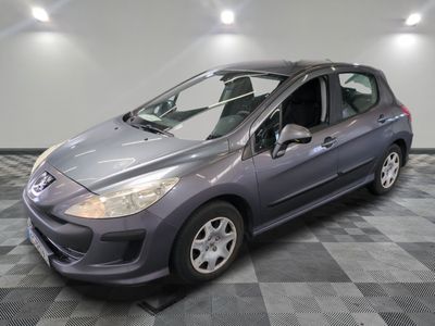 la photo d'une voiture garée dans un garage