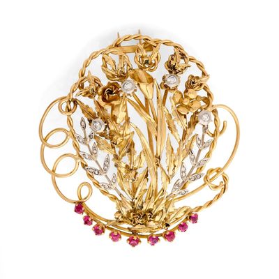 une image représentant une broche en or ornée de fleurs