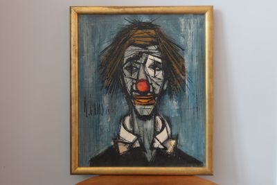 un tableau représentant un clown, accroché au mur