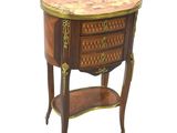 une petite table en bois avec un plateau en marbre