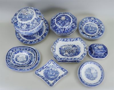 un assortiment de plats et de vaisselle en porcelaine bleue et blanche
