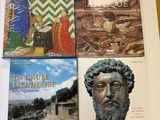 plusieurs livres exposés dans une boîte blanche posée sur une table en bois