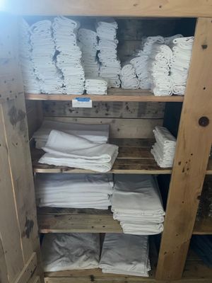 beaucoup de serviettes pliées sur une étagère dans une pièce