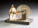 une maquette de machine d'où sort une lumière rouge
