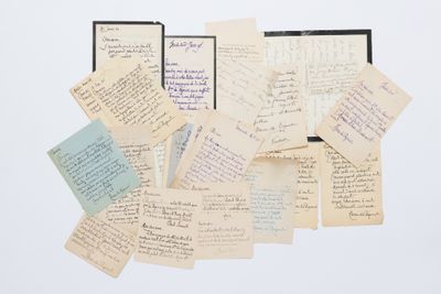 une pile de vieux papiers sur lesquels il y a des inscriptions