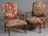 paire de fauteuils de style Louis XV avec assises recouvertes de tapisserie